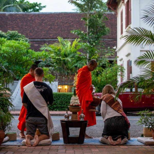 Tak Bat en Luang Prabang: Una Experiencia Espiritual Imperdible