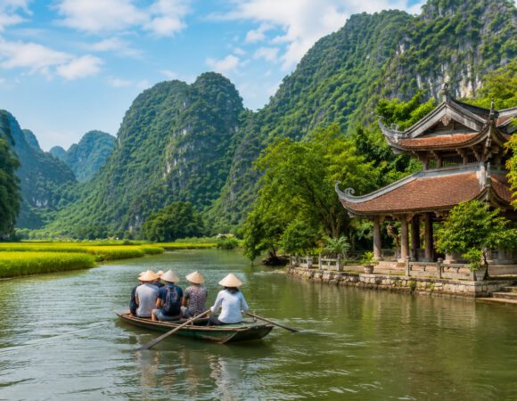 Ninh Binh tour: paisajes kársticos y templos cerca de Hanoi